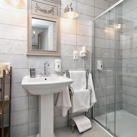 Romance In Appartement
